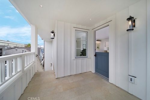 209 Crystal Ave, Newport Beach CA  92662-1313 exterior