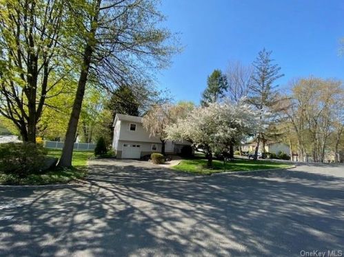 1 Woodlake Dr, Thiells, NY 10984-1305