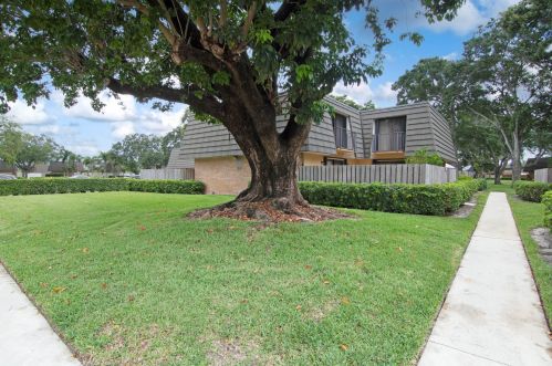 3224 32nd Way, West Palm Beach, FL 33407-6747