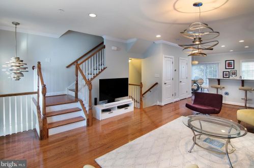 11 Wyoming Ave, Ardmore, PA 19003-1255