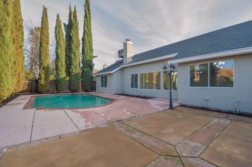 490 Santa Barbara St, Los Banos CA  93635-6324 exterior