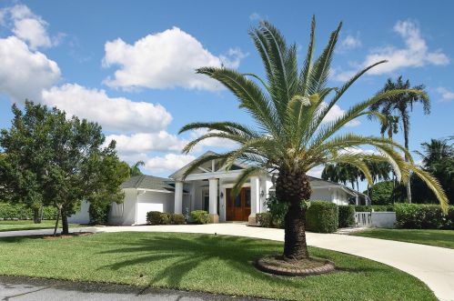 306 Banyan Dr, Nokomis, FL 34275-3105
