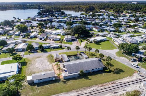 1525 Pleasant St, Tavares FL  32778-4001 exterior