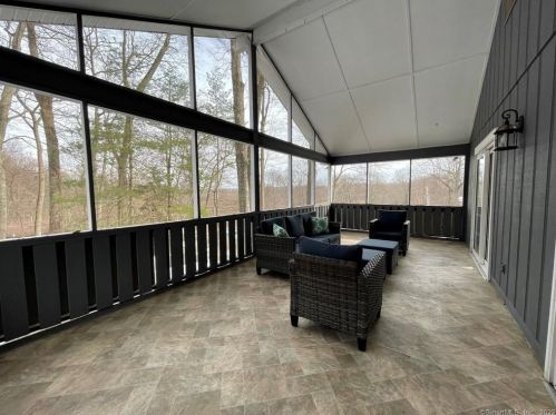 6 Little Fox Run, Huntington CT  06484-1619 exterior