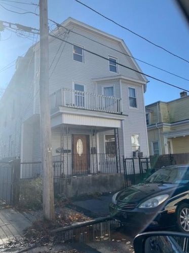 116 Laura St, Providence, RI 02907-1656