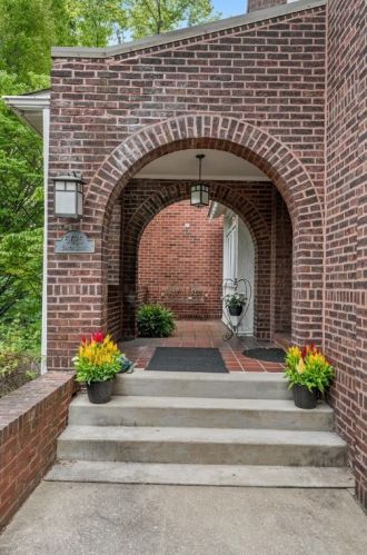 5625 Beacon St, Pittsburgh, PA 15217-2011