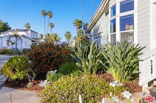 154 Navajo Ln, Topanga CA  90290-4451 exterior