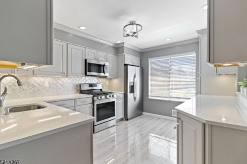 19 Louisburg Sq, Verona, NJ 07044-2923