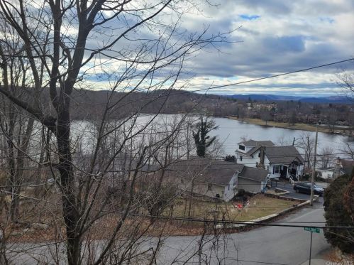 1544 Kimble Ave, Mohegan Lake, NY 10547-1303