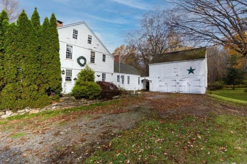 1090 Matthews St, Bristol, CT 06010-8515