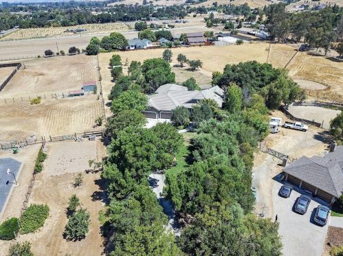 10000 Walter Welsher Ct, Gilroy CA  95020-9704 exterior