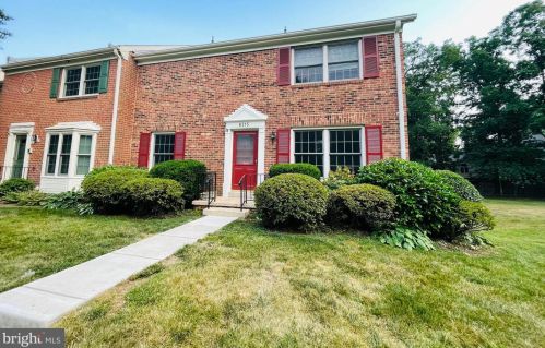 8515 Lakinhurst Ln, Springfield, VA 22152-1717