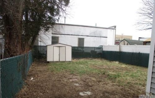 265 Bedford Ave, New Hyde Park NY  11040-5218 exterior