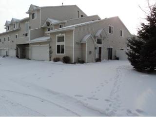 670 Kingfisher Ln, Saint Paul, MN 55125-1812