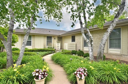 4532 Squire Rd, Thiensville, WI 53092-2135