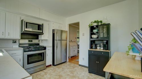 18 Sandalwood Dr, East Brunswick NJ  08816-4047 exterior