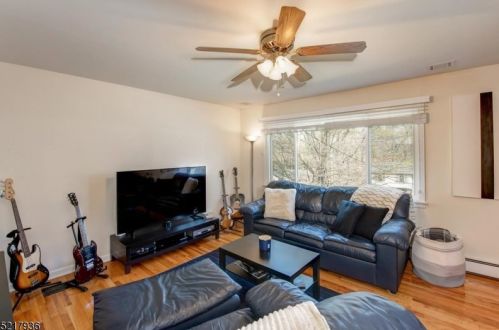 24 Serpentine Rd, Skyline Lakes NJ  07456-2521 exterior