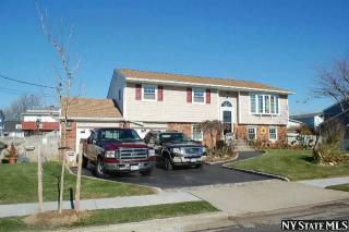 28 Saltaire Rd, North Lindenhurst, NY 11757-6829