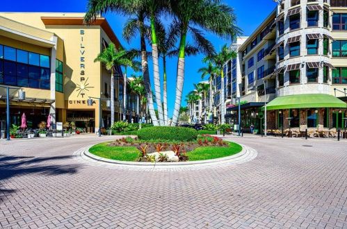 559 Beachwalk Cir, Naples FL  34108-8781 exterior