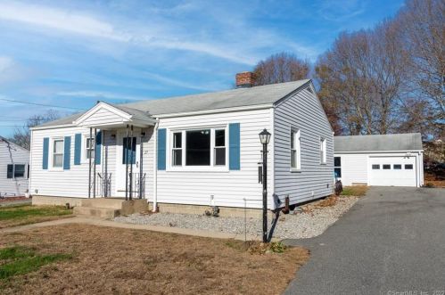 27 Roseleah Dr, Waterford, CT 06385-4311