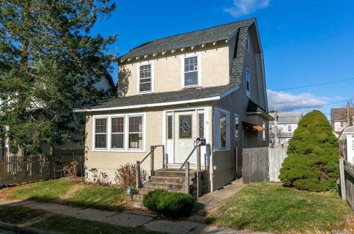 9 Winchester Dr, North Lindenhurst, NY 11757-1319