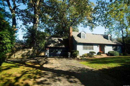 13 Norfolk Dr, Northport, NY 11768-1030