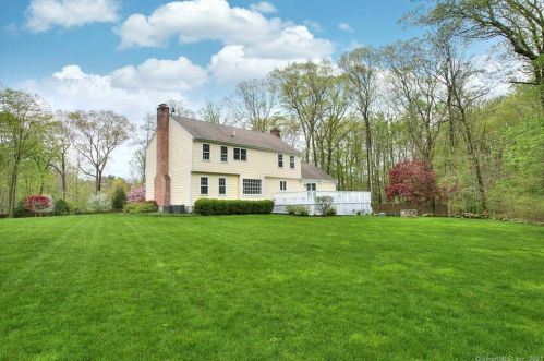 106 Briscoe Rd, New Canaan, CT 06840-2303