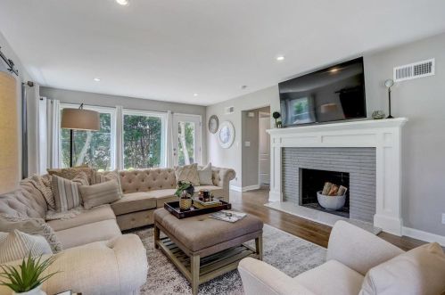 6167 Lake Dr, Milwaukee, WI 53217-4320