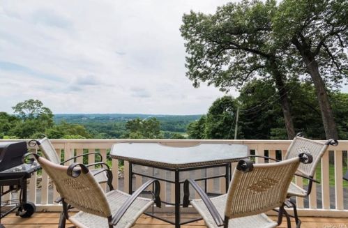 52 Pavilion Rd, Airmont, NY 10901-4624