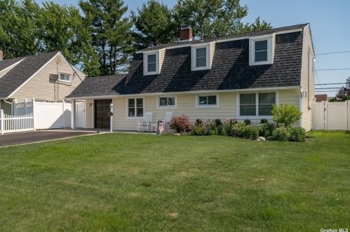 33 Walnut Ln, Hicksville, NY 11801-5714