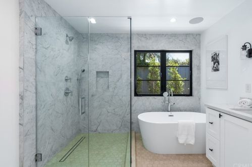 1712 Tradewinds Ln, Newport Beach CA  92660-4312 exterior