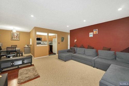 630 Plum Ter, Mahwah, NJ 07430-3442