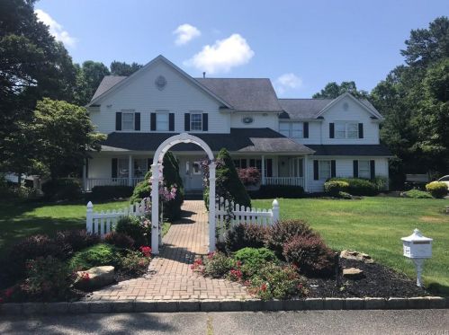 6 Ridgefield Dr, Shoreham, NY 11786-2031