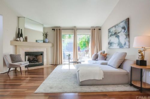 1042 Kite Ln, Vista, CA 92081-8625