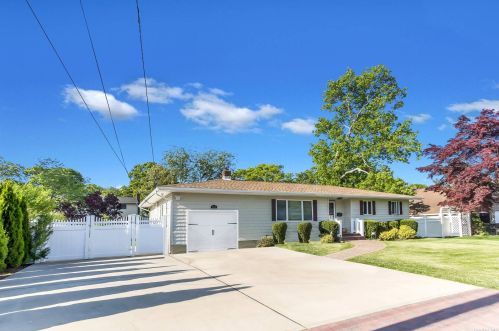1533 Madison Ave, West Islip, NY 11795-1722