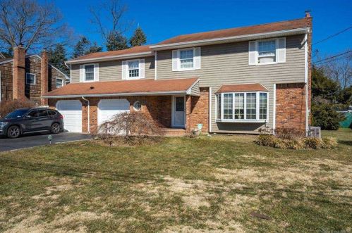 8 Tucker Ct, Huntington Station, NY 11747-1723