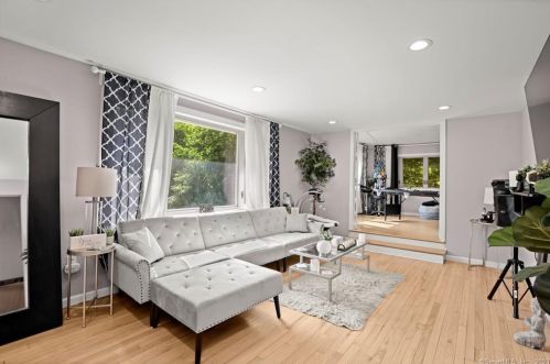 5 Beech St, Derby CT  06418-2303 exterior