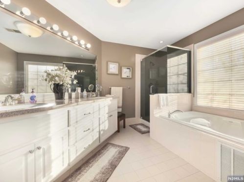 5 River Dell, Oakland NJ  07436-2302 exterior