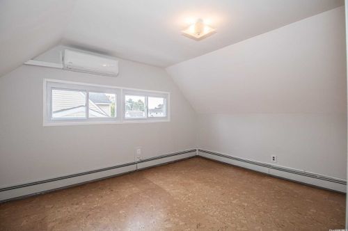 37 Winter Ln, Hicksville NY  11801-6219 exterior