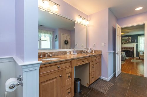 8 Canter Ct, Nashua NH  03063-2929 exterior