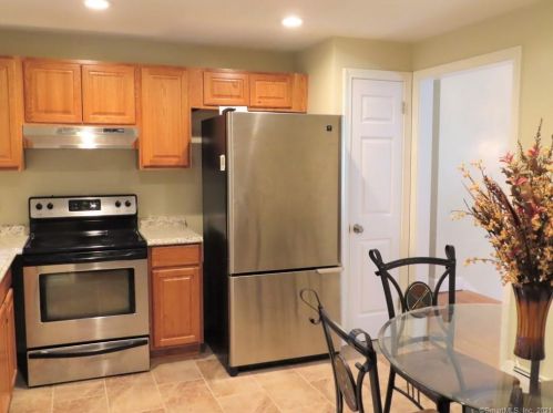 10 Summit Dr, Windsor CT  06095-3238 exterior
