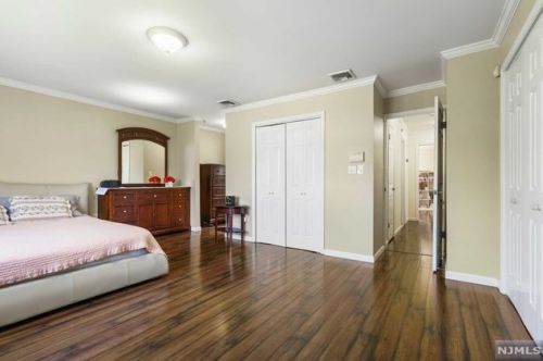 60 Canterbury Ln, N Milford NJ  07646-3262 exterior