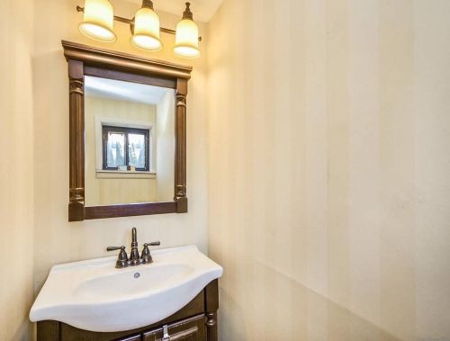 903 Gloucester Ct, Westbury NY  11590-5301 exterior