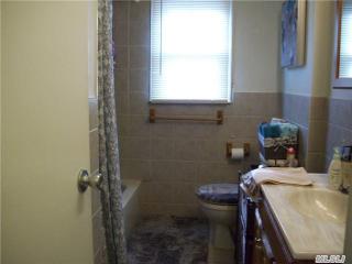 137 Kensington Ave, Rockville Centre NY  11570-5615 exterior