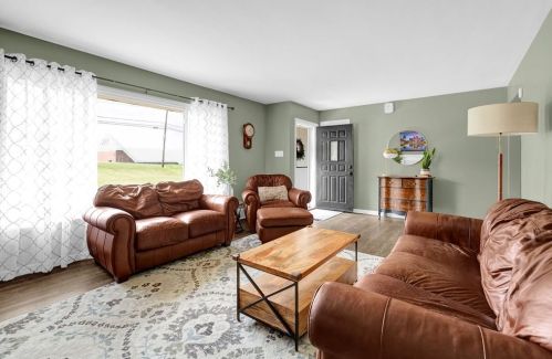 537 Blackhawk Rd, Beaver Falls, PA 15010-1409