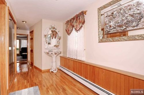 19 Elmhurst St, Elmwood Park NJ  07407-1320 exterior