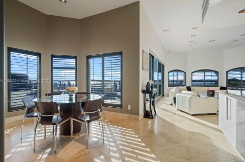 4828 Peninsula Dr, Daytona Beach FL 32127-7203 exterior