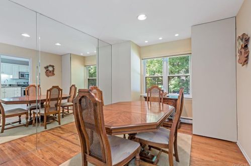 10 White Birch Dr, Crotonville NY  10562-2521 exterior