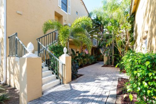 1120 Lake Shore Dr, West Palm Beach, FL 33403-2849