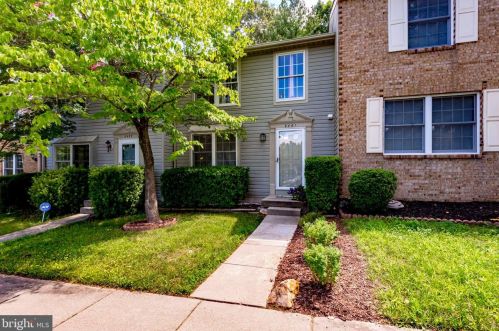 8461 Aurora Ct, Lorton VA  22079-3039 exterior